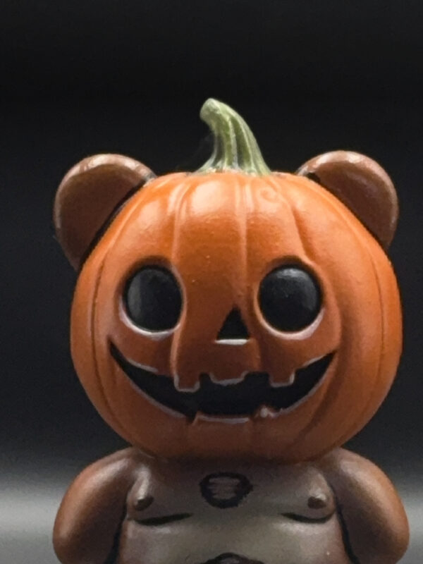 spooky-pumpkin-detail Pumpkin bear figurine, detail